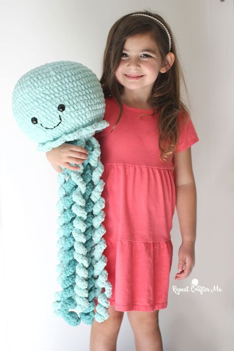 Giant Crochet Jellyfish - Repeat Crafter  Me Giant Jellyfish, Giant Crochet, Crochet Jellyfish, Crochet Puff Flower, Octopus Crochet Pattern, Crocheted Jellyfish, Repeat Crafter Me, Bernat Blanket, Crochet Octopus