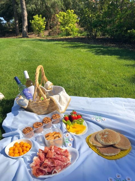 Ideas De Picnic, Good Morning Cutie, Picnic Date Food, Food Display Table, Picnic Pictures, Date Food, Picnic Food Ideas, Pastry Cook, Backyard Picnic