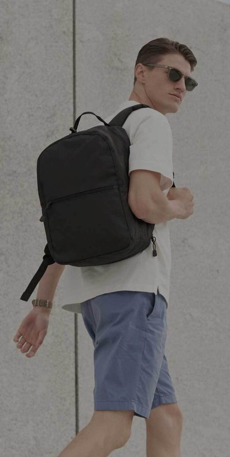 College Guys, Mens Backpack Travel, Suitcase Handle, Travel Laptop Backpack, Backpack Style, Mens Travel, Boy Poses, Male Poses, Herschel Heritage Backpack