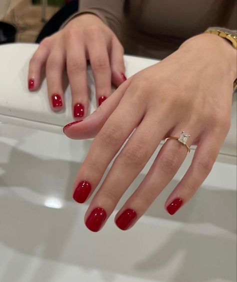 Red Nails Natural Nail, Classic Nails Summer, Parisian Red Nails, Red Nails On Natural Nails, Classic Red Nails Short, Classic Nails Red, Red Gel Manicure Short Nails, Red Classic Nails, Gel X Red Nails