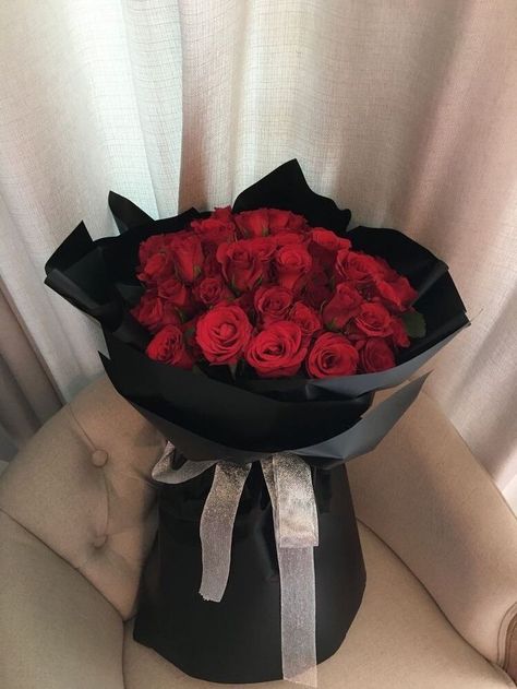 Bouqette Of Flower, Red Rose Bouquet With Black Wrap, Red Roses Aesthetic Bouquet, Bouquet Of Flowers Gift Roses Red, Big Rose Bouquet Aesthetic, Dark Red Roses Bouquet Aesthetic, Flower Bokeh, Luxury Bouquet, Luxury Flower Bouquets