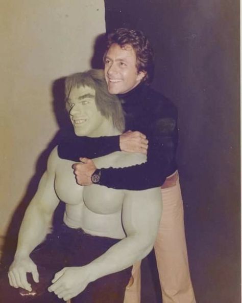 Lou Ferrigno and Bill Bixby posing at a photo shoot for the TV series "The Incredible Hulk" (1978) 📸 The Incredible Hulk 1978, 80s Couple, Incredible Hulk Tv, Bill Bixby, Lou Ferrigno, Romper Room, Hulk Art, The Incredible Hulk, Hulk Smash