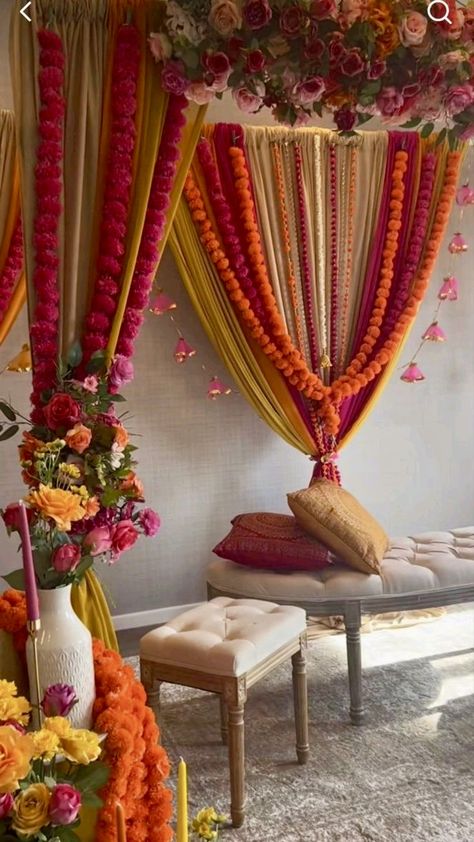 Dholki Outfit Ideas, Simple Mehendi Backdrop, Mendhi Party At Home, Kashmiri Wedding Decor, Wedding Home Decoration Indian Exterior, Desi Wedding Stage, Mehendi Event Decoration, Diy Mehendi Decor Ideas, Mehendi Decoration Ideas