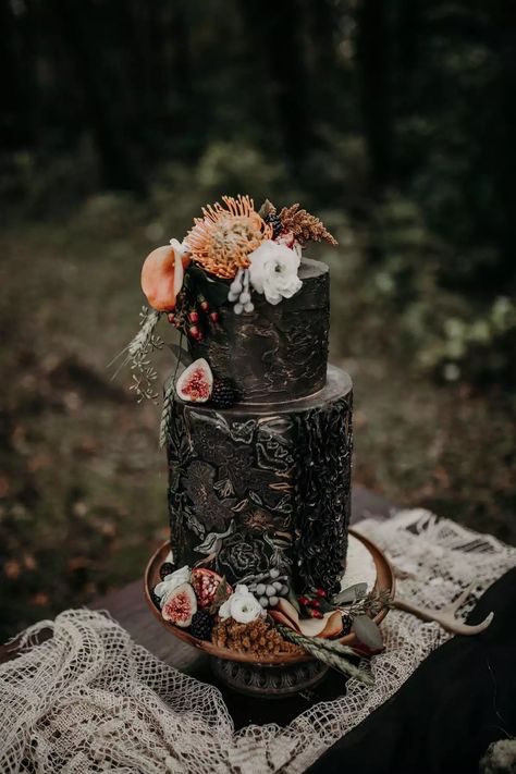 Black Wedding Cake Ideas, Gothic Wedding Cake, Black Wedding Cake, Wedding Cake Table Decorations, Tall Wedding Cakes, Wedding Cake Servings, Patterned Cake, Black Wedding Cakes, Wedding Cake Ideas