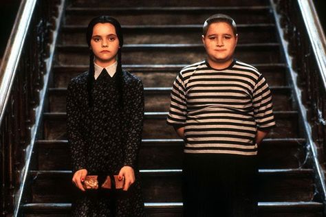 Pugsley Addams, Addams Family Movie, Wednesday Addams Dress, Addams Dress, Addams Family Values, Charles Addams, Halloween Parejas, Addams Family Costumes, Morticia Addams