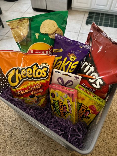 gift basket with snacks and a gift card for friends or family <3 Junk Food Basket Gift Ideas, Chip Basket Ideas, Chips Basket Ideas, Birthday Gift Baskets For Brother, Candy Basket Ideas For Him, Goody Basket Ideas, Snack Basket For Boyfriend, Cute Snack Basket, Snack Basket Ideas For Men