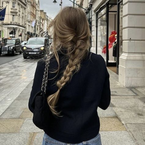 Chic Parisian Aesthetic, French Plait Aesthetic, Scandinavian Style Hair, Messy Hair Braid, French Braid Brown Hair, Fall Hair Dos, French Girls Aesthetic, French Braids Aesthetic, French Braid Outfit