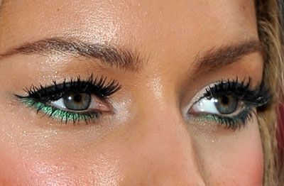 Green eyeliner Teal Eyeliner, Eyeliner Inspiration, Eye Stye Remedies, Green Eyes Pop, Green Eyeliner, Leona Lewis, Liquid Eyeliner Pen, Dry Skin Patches, Gold Makeup