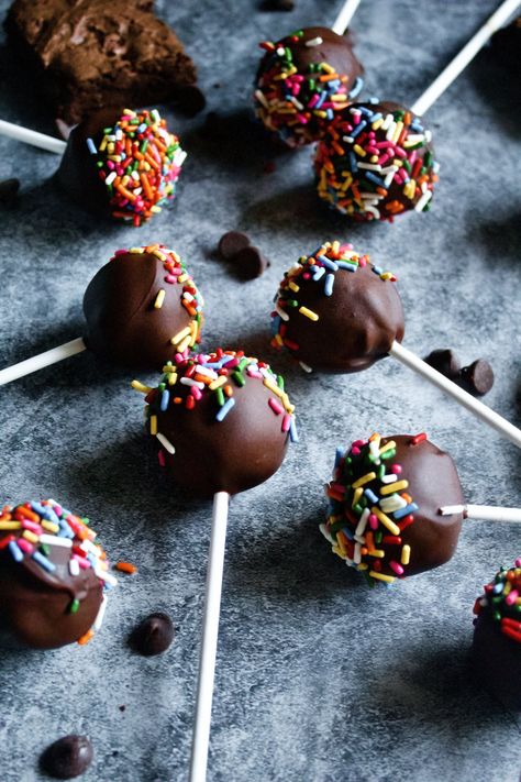 Smores Cake Balls, Brownie Mix Cake Pops, Cosmic Brownie Cake Pops, Brownie Cake Pops Easy, Chocolate Cake Pops Recipe Easy, Brownie Cake Balls, Brownie Cake Pops Recipe, Brownie Pops Recipe, Popsicles Packaging