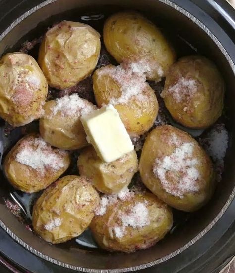 I swear this is the easiest potato you can make and it's yummy! Slow Cooker Roasted Potatoes, Slow Cooker Baked Potatoes, Potato Recipes Crockpot, Crock Pot Baked Potatoes, Slow Cooker Kitchen, Cooked Potatoes, Slow Cooker Baking, Slow Cooker Potatoes, Crock Pot Potatoes