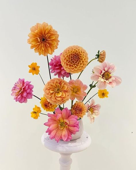 Dahlia Vase Arrangement, Dahlia Bud Vases, Abstract Floral Arrangements, Dahlia Ikebana, Dahlia Wedding Centerpieces, Picnic Moodboard, Dahlia Arrangements, Dahlia Centerpiece Wedding, Dahlia Centerpiece