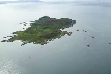 Abandoned Islands of Scotland Levels Of Hell, Abandoned Island, Irish Cottages, Island Aesthetic, Fantasy Things, Island Pictures, West Coast Scotland, Ireland And Scotland, Irish Cottage