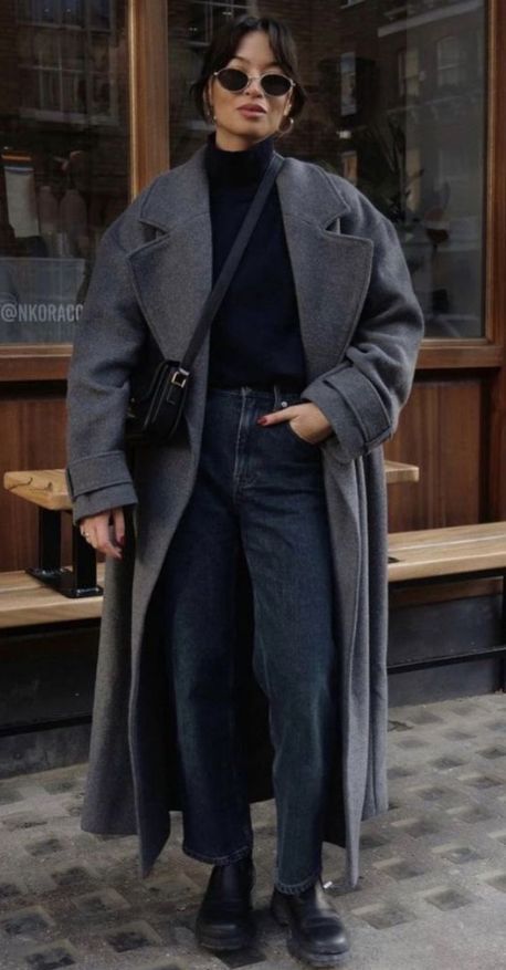 Dark Coat Outfit, Dark Winter Outfits Ideas, Street Style Winter 2023-2024, Dark Gray Outfit, Vinter Mode Outfits, Mantel Outfit, Stile Casual Chic, Winter Arc, Chique Outfit