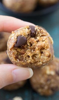 These Peanut Butter Chocolate Chip Cookie Energy Bites taste like little bites… Peanut Butter Chocolate Chip Cookie, Butter Oatmeal Cookies, Sugar Free Snacks, Healthy Cookie Dough, Energy Bites Recipes, Peanut Butter Cookie Dough, Peanut Butter Oatmeal Cookies, Peanut Butter Chocolate Chip Cookies, Special Diet