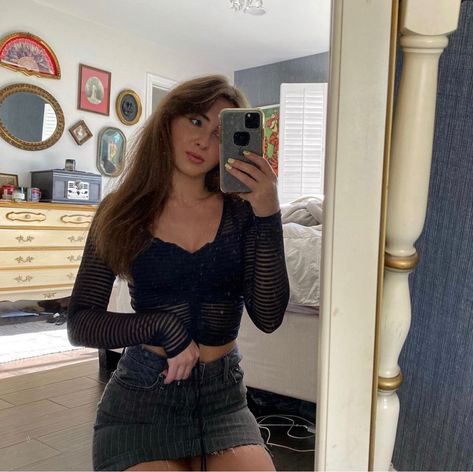 Sabrina Carpenter Sister, Sarah Carpenter, Sarah Elizabeth, Girl Meets World, Simple Image, Sabrina Carpenter, Nice Tops, Instagram Profile, Mirror Selfie