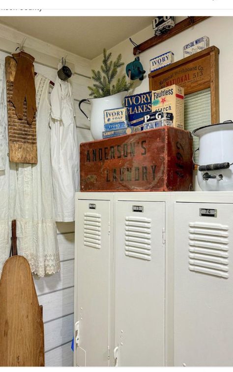 Primitive Laundry Room Ideas, Primitive Laundry Rooms, Cabin Rooms, Country Laundry Rooms, Rustic Laundry, Vintage Laundry Room Decor, Crate Decor, Rustic Laundry Rooms, Vintage Laundry Room