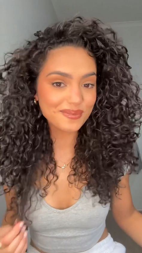 Effortless Elegance: Casual Hairstyle Ideas for Elegant Waves Olivia Calabio, Curly Hair Bun Styles, Curly Hair Techniques, Curly Hair Dos, Curly Hair Accessories, Waves Tutorial, Relaxed Chic, Curly Hair Care Routine, Highlights Curly Hair