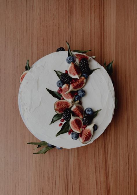 Cake Decorating With Figs, White Cake Design Aesthetic, Cake Decorated With Fruit And Flowers, Cake Decorating Blueberries, Cake With Figs On Top, Fig Birthday Cake, Cake Blueberry Decoration, Fig Cake Decoration, Pomegranate Cake Decoration