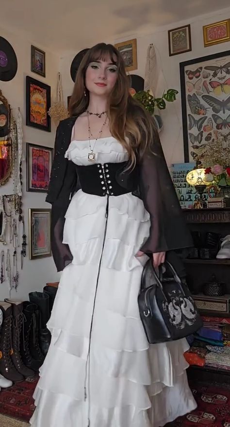 Fairy Grunge Fashion, Outfits Whimsigoth, Romantic Goth Outfits, Pisces Style, Silly Outfits, Vampire Character, Gothic Cosplay, Rock And Roll Girl, White Goth