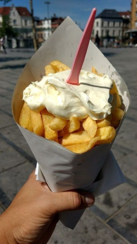 Belgian Fries, Food Polls, Cheesy Fries, Healthy Yummy Food, English Uk, Eat And Drink, Foods And Drinks, Delicious Healthy Recipes, French Fries