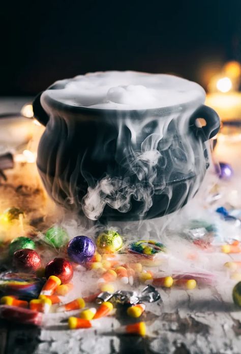 Halloween Drinks With Dry Ice, Dry Ice Punch, Dry Ice Halloween, Spooky Foods, Haunted Village, Homemade Rootbeer, Halloween Gender Reveal, Dekorasi Halloween, Halloween School Treats