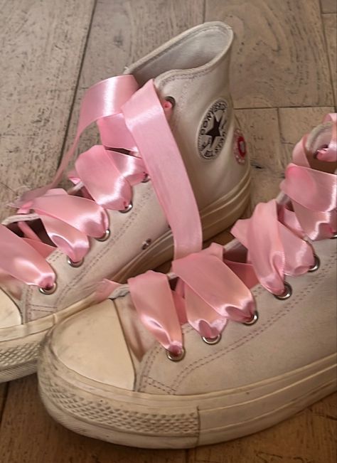 Ribbon As Shoe Laces, Shoes With Ribbon Laces, Converse With Ribbon Laces, Uf Aesthetic, Pink Shoe Laces, Makeup Competition, Shoes With Ribbon, Ribbon Shoelaces, Ribbon Aesthetic