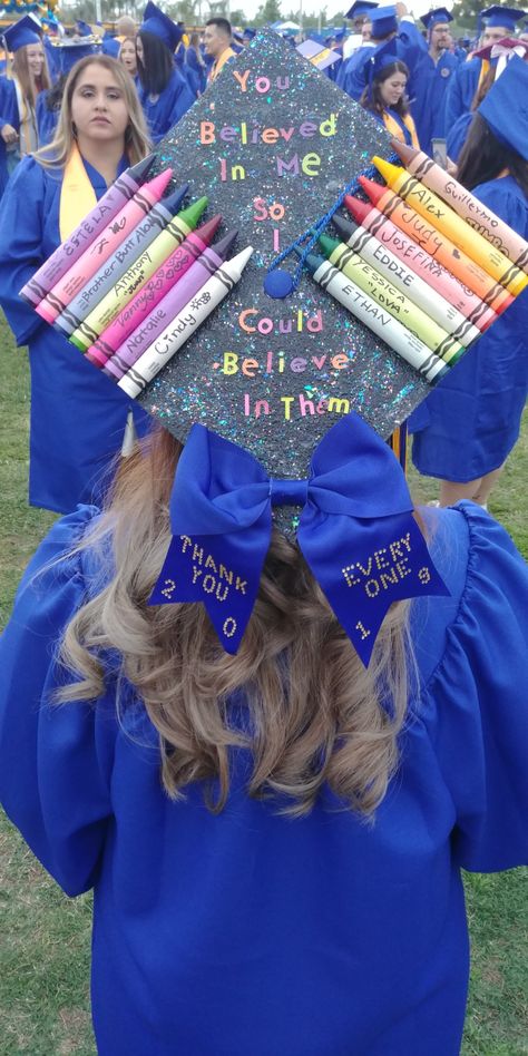 Grad Cap College, Grad Cap Teacher, Graduation Cap Teacher, Graduation Cap Decoration Teacher, Kindergarten Graduation Pictures, Cap Decoration Graduation, Education Graduation Cap, Teacher Graduation Cap, Jumbo Crayons