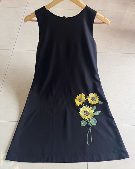 Sunflower🌻 Sunflower hand painted on a black knee length cotton dress. Can be customised in any color. Shop now @inaayatbyaastha #inaayatbyaastha #blackdress #handpainteddress #handpaintedblackdress #sunflowerdress #cottondress #summerdress ##summervibes #blacklove #dressoftheday #casualstyle #casualoutfit #designerwear #designerdress Hand Painted Dress, Sunflower Dress, Suits Design, Embroidery Suits Design, Black Knees, Embroidery Suits, Designer Wear, Black Love, Cotton Dress