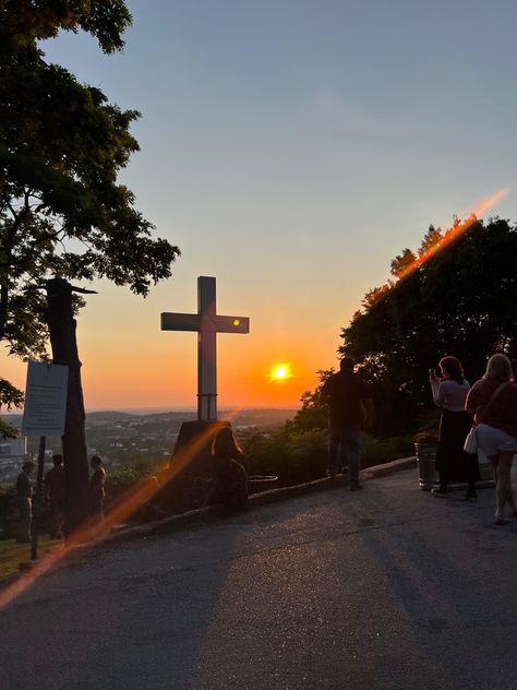 #arkansas #nature #sunset #fayettevillear #cross #view #sunshine #skyline #overlook #aesthetic #naturalstate #ozarks #ozark #aestheticphotos #photooftheday #sunsetphotography #tree #trendy #outdoor #outdoorphotography Southern States Aesthetic, Ozark Aesthetic, Fayetteville Arkansas Aesthetic, The Ozarks Aesthetic, Kc Aesthetic, Hot Springs Arkansas Aesthetic, Arkansas Aesthetic, University Of Arkansas Aesthetic, Hometown Aesthetic