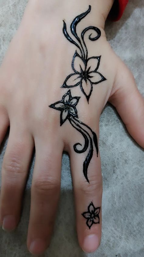 Small Hena Tato Desain, Henna Ideas Beginner, Small Henna Designs Hand Tiny Tattoo, Henna Tattoo Designs Moon And Stars, Henna Arm Designs Easy, Forearm Henna Simple, Henna Inspo Simple Easy, Hena Tato Desain Easy, Desain Henna Simple