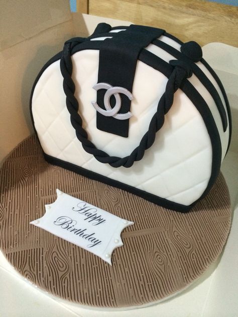 Cakes For Occasions, Chanel Cake, Handbag Cakes, New Birthday Cake, Fondant Cake Designs, Purse Cake, Cake Roll Recipes, Handbag Cake, Make Up Cake