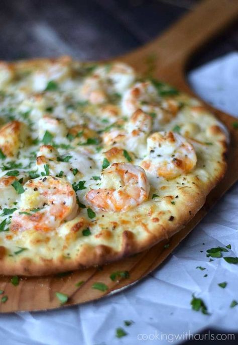 Shrimp Scampi Pizza, Scampi Pizza, Easy Flatbread Recipes, Pizza Gourmet, Pizza Lasagna, Creative Pizza, Easy Flatbread, Pizza Margherita, Flatbread Recipes