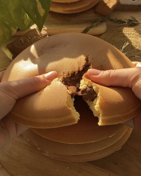 The best Fluffy Nutella stuffed pancakes Nutella Stuffed Pancakes, Cake Ideas Chocolate, Nutella Ice Cream Recipe, Moist Orange Cake, Chocolate Cake Ideas, Creamy Cheesecake Recipe, Stuffed Pancakes, How To Make Nutella, Nutella Ice Cream