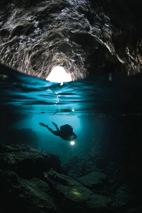 Collegamento permanente dell'immagine integrata Underwater Caves, Bawah Air, Under The Water, Cave Diving, Underwater Photography, Sea World, Underwater World, Scuba Diving, Dream Vacations