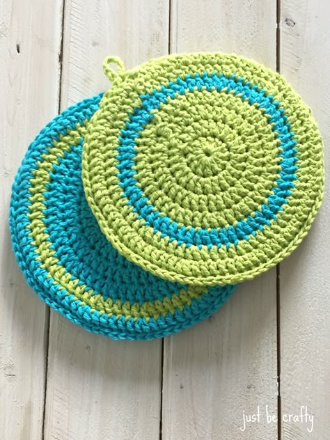 The best crochet pattern for your kitchen!  I actually use mine under my paper towel holder!  Crochet Hot Plate Pattern | Free crochet pattern by Just Be Crafty #crochetpattern #crochethotplate #crochethotpad #crochetkitchen #justbecrafty #crochet Crochet Circle Pattern, Crochet Pot Holders Free Pattern, Crochet Potholder Patterns, Plate Pattern, Crochet Hot Pads, Crochet Placemats, Dishcloth Crochet Pattern, Potholder Patterns, Crochet Potholders