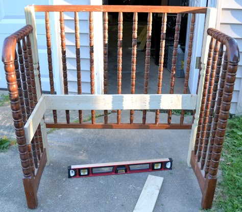 Drop Side Crib Turned Bench This would be a great way to preserve hubby's baby bed after 77 yrs. Description from pinterest.com. I searched for this on bing.com/images Baby Bed Bench, Crib Makeover, Crib Bench, Old Cribs, Headboard Benches, Diy Crib, Boys Crib, Diy Bench, Creative Furniture