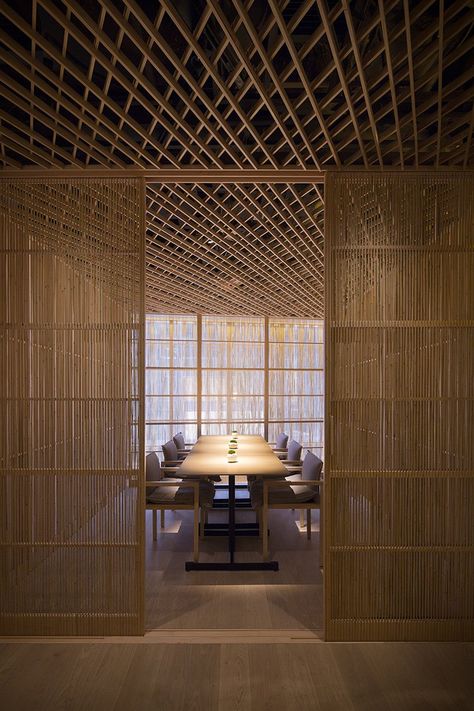 kengo kuma builds hong kong's také restaurant out of bamboo Kengo Kuma Interior, Japanese Interior Design Modern, Bamboo Restaurant, Japanese Bath House, Architecture Restaurant, Lake House Interior, Bamboo Architecture, Kengo Kuma, Japanese Interior Design