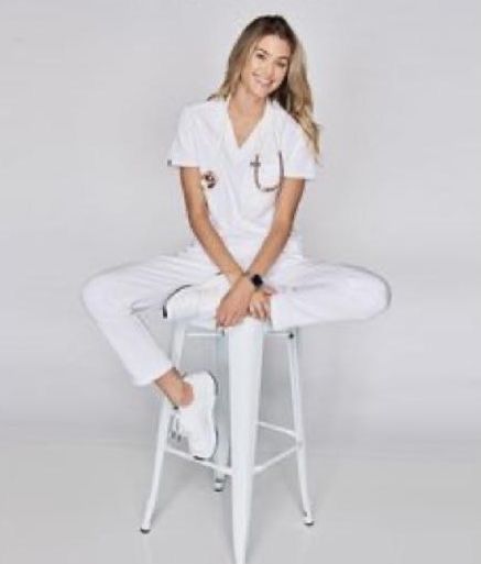 Nurse Studio Photoshoot, Scrubs Photoshoot Ideas, Doctor Photoshoot Ideas, Medical Photoshoot, Doctor Photoshoot, Medical Scrubs Fashion, Dental Photos, Nurse Photos, Theme Carnaval