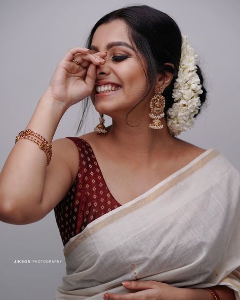 27k Likes, 288 Comments - Niranjana Anoop (@niranjanaanoop99) on Instagram: “All Smiles ♥️ Save The Loom Kerala Kasavu sari hand woven and crafted in Chendamangalam…” Onam Saree Blouse, Niranjana Anoop, Kerala Saree Blouse, Onam Outfits, Kerala Saree Blouse Designs, Onam Saree, Saree Hairstyles, Saree Blouse Styles, Kerala Saree