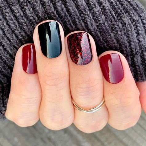 This is such a stunning black and red mixed manicure!! 𝐅𝐄𝐀𝐓𝐔𝐑𝐄𝐃: Russian Around + London Calling + Midnight in Manhattan (all strips are doubled) #colorstreet #becolorstreet #nails #nailpolish #nailstrips #colorstreetnails #russianaround #londoncalling #midnightinmanhattan #howepolished #thepolishedteamladies Colorstreet Combos, Nail Combos, Mani Ideas, Nail Color Combos, Mixed Mani, Natural Nail Art, Short Gel Nails, Fall Gel Nails, Holiday Nail