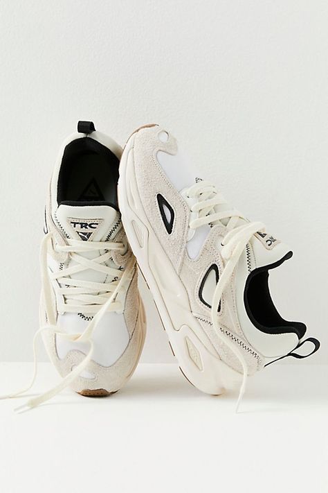 Shoe Reference, Trendy Tennis Shoes, Shoes Design Ideas, Cool Trainers, Thrift Board, Everyday Fits, Clothes Wishlist, Spring 23, Alcohol Bottles