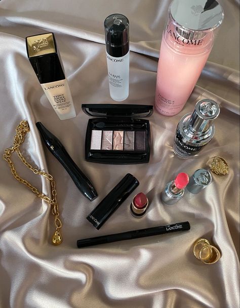 Lancome Makeup Aesthetic, Lancome Aesthetic, Hydrating Skin Care, Skincare Blogger, Lancome Makeup, Makeup Aesthetic, Make Up Time, Makeup Items, Fall Makeup