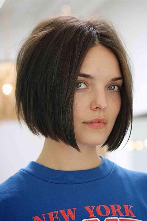 Chic Chin-Length Slob Bob Cut for girls with short straight hair Κούρεμα Bob, Angled Bob Haircuts, Chin Length Haircuts, Trendy Bob Hairstyles, Chin Length Bob, Chin Length Hair, Short Bob Haircuts, Haircut For Thick Hair, Bob Haircuts