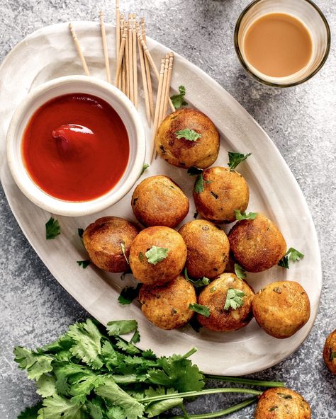 Cheese Balls Photography, Rainy Day Recipes, Indian Food Photography, Indian Veg Recipes, Tea Time Food, Eggless Recipes, Deep Fry, Cheese Balls, Tea Time Snacks