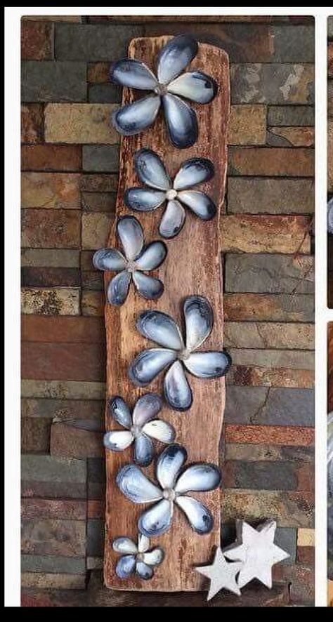 Seashell Art Diy, Beach Themed Crafts, Oyster Shell Crafts, Seashell Projects, Shells Diy, Shell Flowers, Driftwood Projects, Airplane Essentials, Shell Crafts Diy