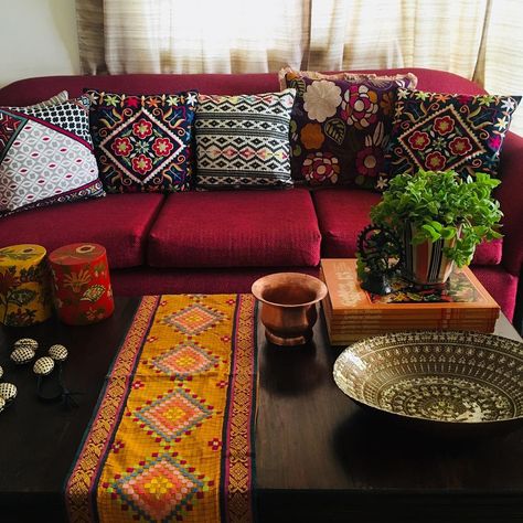 Red Couch Interior Design, Boho Living Room Red Couch, Red Couch Decor Living Room, Red Sofas Living Room Ideas, Red Boho Living Room, Red Sofa Decor, Red Couches Living Room Decor, Red Sofa Living Room Ideas, Living Room With Red Couch