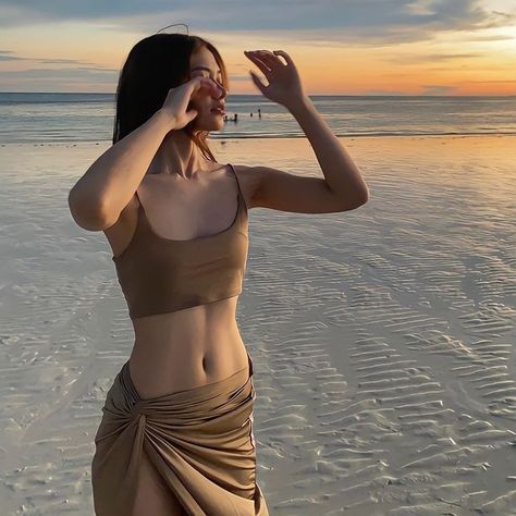 Beachy Outfits, Summer Poses, Summer Picture Poses, Swimsuits Outfits, Beach Pictures Poses, Beach Photography Poses, Beach Poses, Beach Photoshoot, Beach Girl