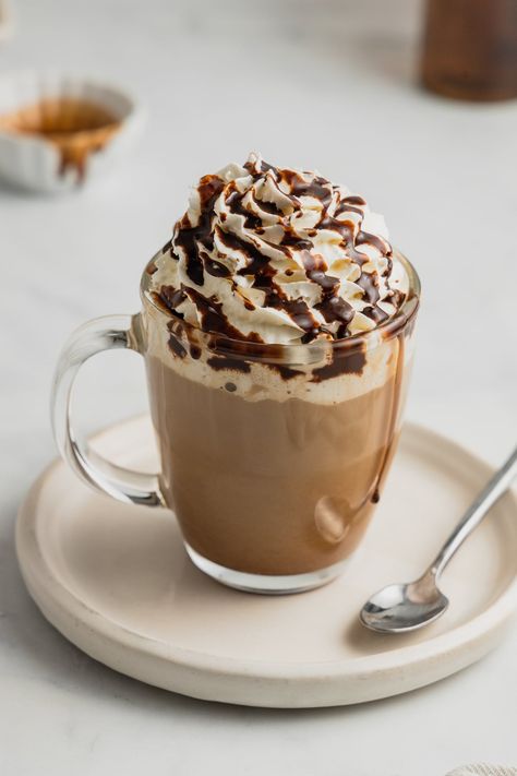 Hot Beverages Recipes, Cafe Mocha Recipe, Frother Recipes, Mocha Cafe, Mocha Latte Recipe, Mocha Recipes, Mocha Drink, Cafe Drinks, Coffee With Milk