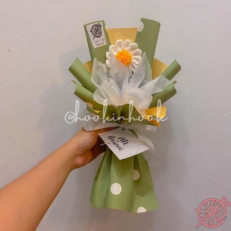 Sold a single bouquet of crochet white daisy. 🌸🤍 Available on-hand. Direct message us to order. 😊 #Crochet #bouquetdelivery #sunflowercrochet #imusbased #crochetphilippines #flowerarrangementideas #birthdaygiftsforher #ImusCity #flowercrochet #smallbusinessownersclub #bouquetofflowers #bouquetoftheday #crochetflowers #bouquetofroses #giftideasphilippines #weddinggiftideas #flowerbouquetph #monthsarygift #flowershopph #CrochetInspiration #CrocheterofInstagram #bouquet #crochetdaisy #teachers... Flower Crochet Bouquet, Monthsary Gift, Single Bouquet, Bouquet Crochet, Bouquet Delivery, Crochet White, Crochet Bouquet, Crochet Daisy, Flower Crochet