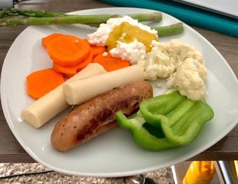 Sausage And Cottage Cheese, Chicken Apple Sausage Cottage Cheese, Chicken Sausage Cottage Cheese, Cottage Cheese With Vegetables, Cottage Cheese With Mustard, Mustard And Cottage Cheese, Cottage Cheese Mustard Trend, Low Calorie Snack Plate, Cottage Cheese Tiktok